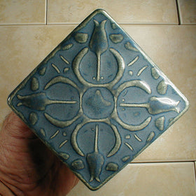 4 x 4 tulip tile - Blue/grey glaze